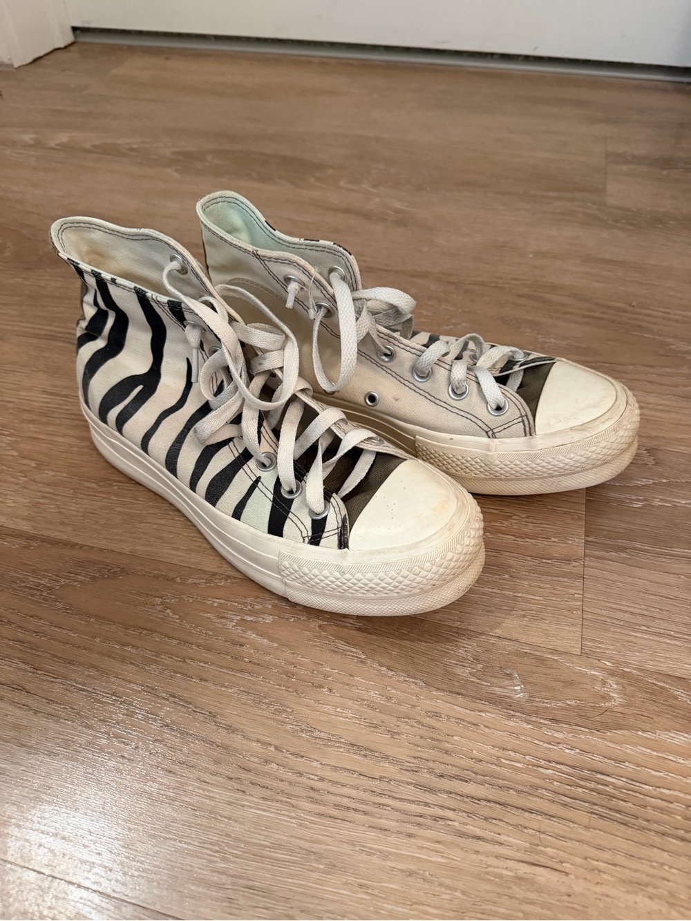 Women’s High-Top Zebra Print Canvas Sneakers - White/Black